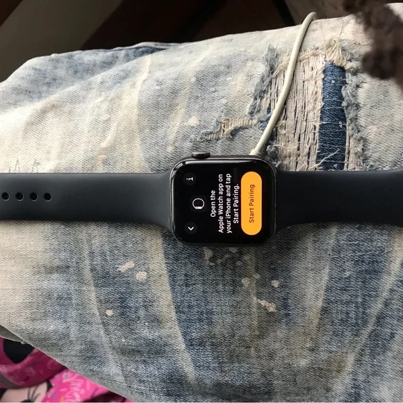 Apple Watch SE (2022) (GPS + Cellular, 44mm) - Midnight Aluminum - Picture 3 of 7